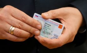 Власти показали образец электронного российского паспорта