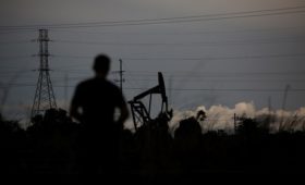 Страны ОПЕК+ договорились ограничивать добычу нефти еще девять месяцев