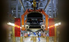 АвтоВАЗ объявил о полной остановке производства из-за срыва поставок