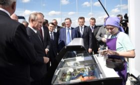 Песков объяснил покупку Путиным мороженого у «той же самой» продавщицы
