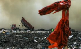 «Ведомости» сообщили о проблемах у российских мусорных операторов