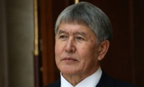 Атамбаев обвинил силовиков в расстреле мирных людей во время штурма дома