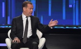 Медведев допустил корректировку роста экономики из-за «войны» США и Китая