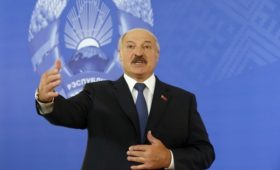 Лукашенко заявил об отсутствии у Путина цели сохранить власть любой ценой