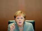 Меркель потребовала дальнейших шагов для снятия санкций с России