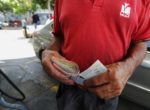 Власти Венесуэлы предложили поставщикам оплачивать их услуги в юанях