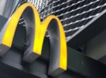 Акции McDonald’s упали на фоне романтического скандала с гендиректором
