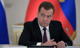 Медведев назвал газовый контракт с Украиной необходимым компромиссом