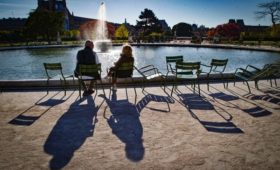 Власти Франции решили поднять возраст для получения полной пенсии
