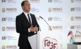 Медведев запланировал встречу с экспертами Гайдаровского форума