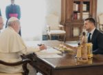 Зеленский попросил папу римского помочь в освобождении пленных в Донбассе