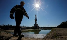 В Кремле отказались признать падение цен на нефть катастрофическим