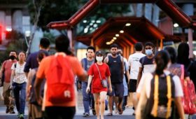 Власти Сингапура пообещали выплаты каждому жителю из-за эпидемии