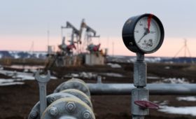 Bloomberg узнал об отказе России наращивать добычу нефти